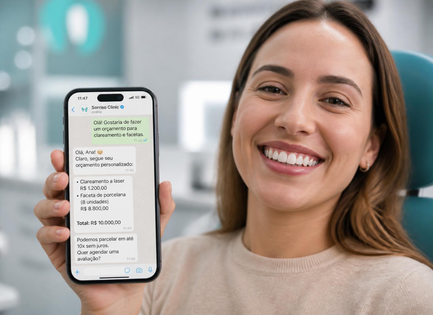 Paciente sonriendo mostrando presupuesto dental recibido por WhatsApp